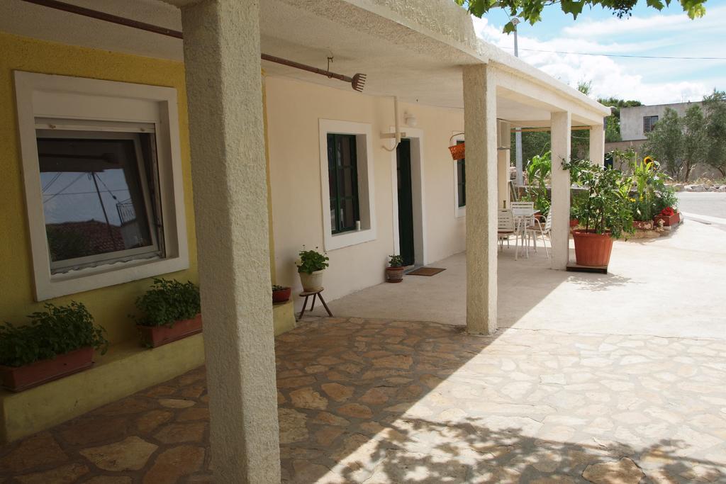 Apartments Viktorija Starigrad Paklenica Exterior foto