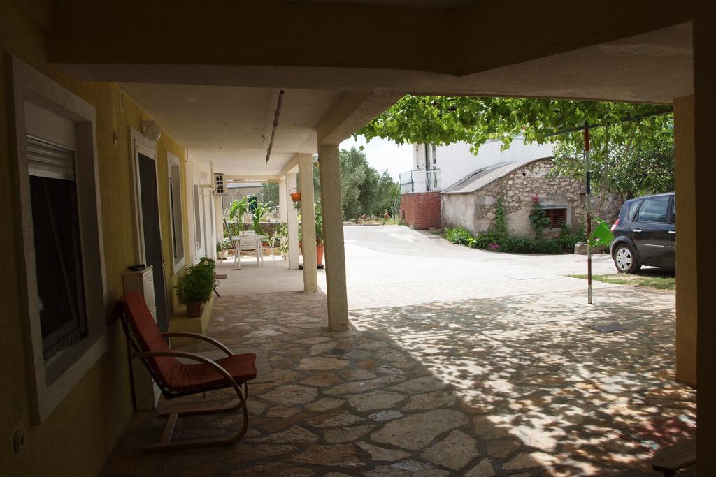 Apartments Viktorija Starigrad Paklenica Exterior foto